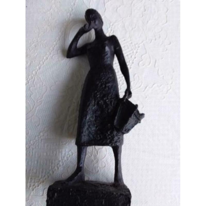 beeldje van vrouw met mand