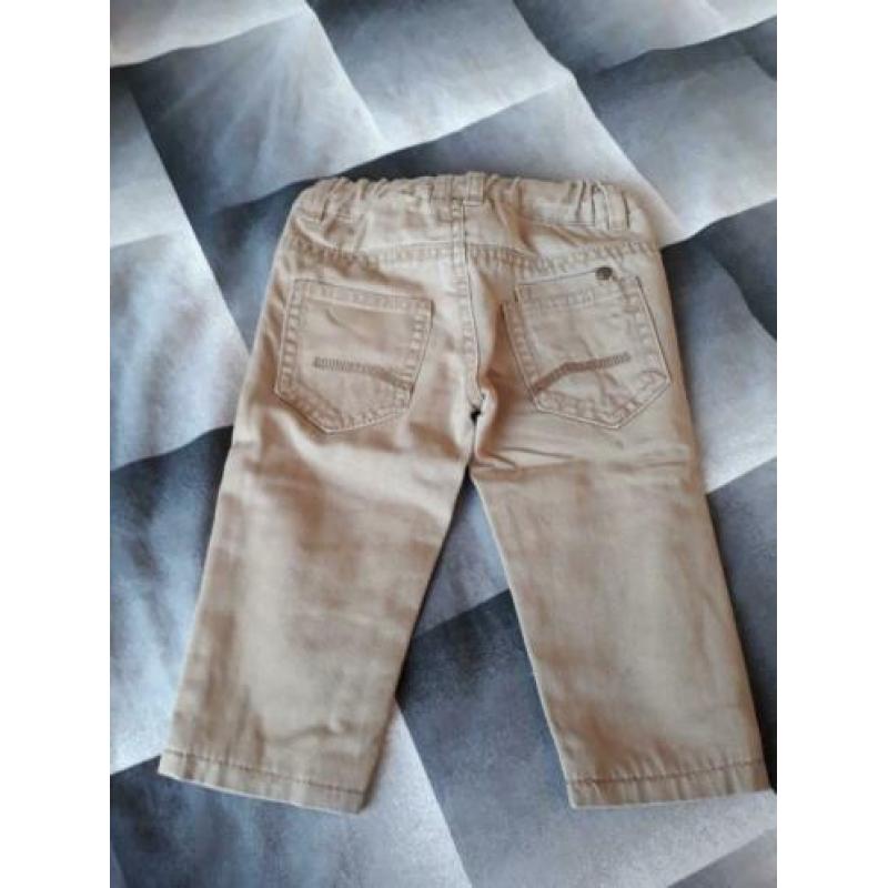 * Zandkleurig gevoerde jeans, mt 68 *
