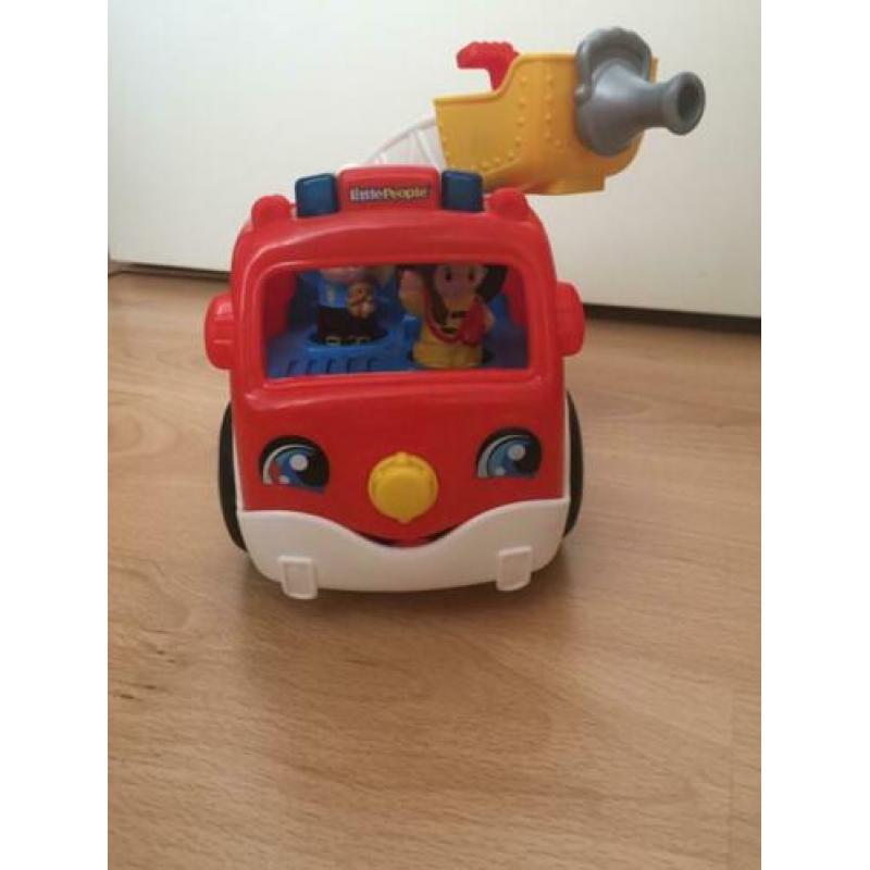Brandweerauto met 2 poppetjes + mascotte hond LITTLE PEOPLE