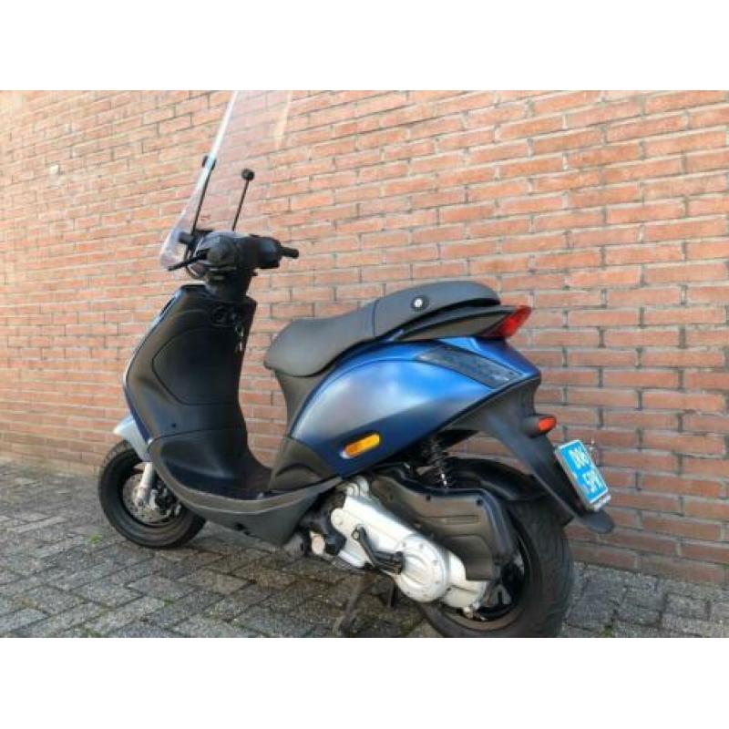 Mooie Zip 2000 snor 4t