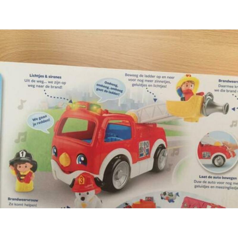 Brandweerauto met 2 poppetjes + mascotte hond LITTLE PEOPLE