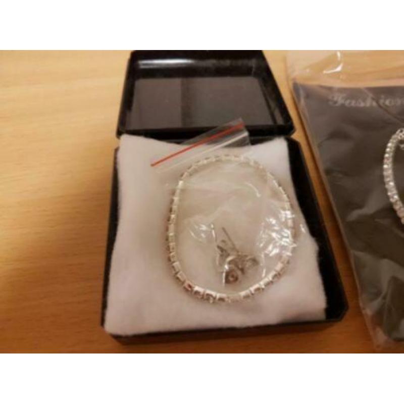 Sieradenset van Swarovski Elements nieuw in verpakki