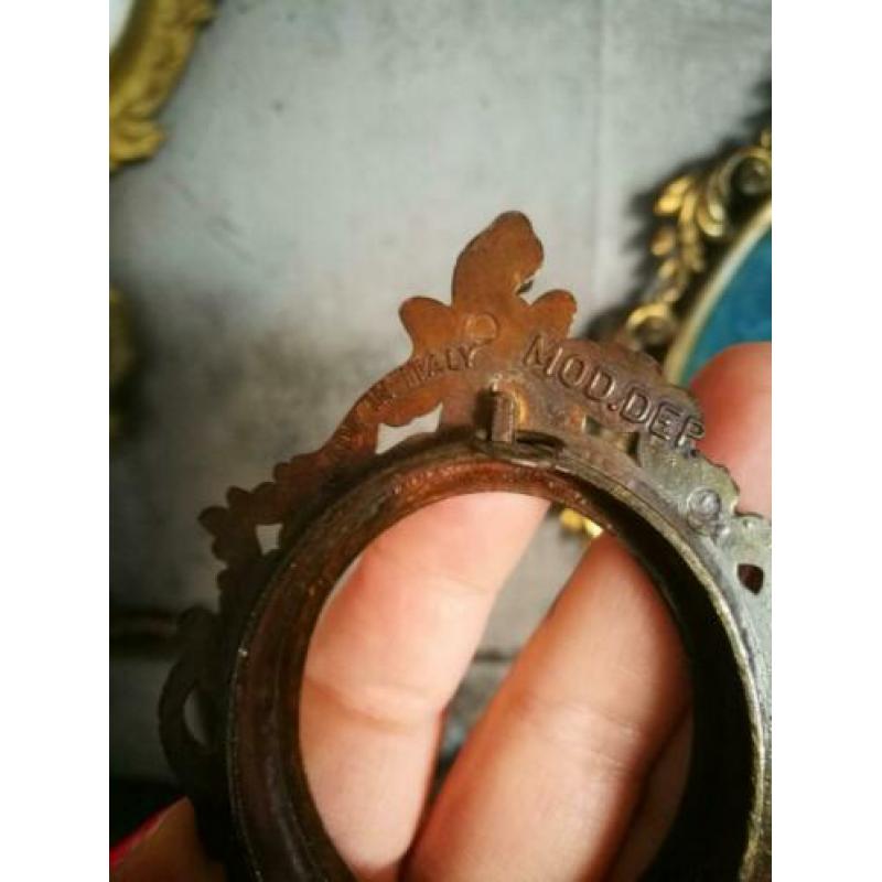verzameling antieke italiaanse metalen lijstjes