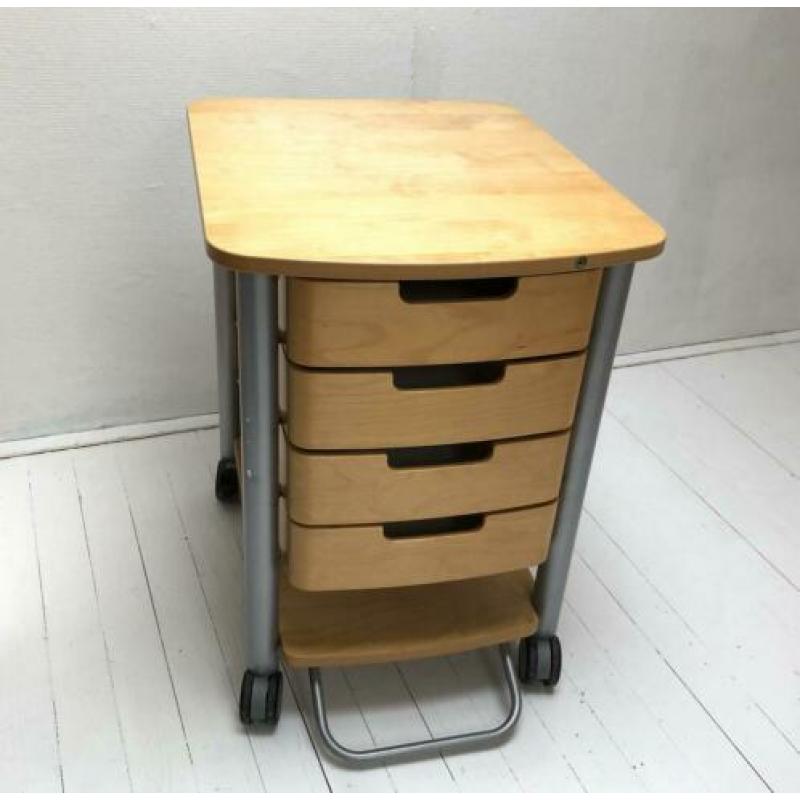 Kantoor meubels, bureau en 2 ladekasten