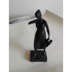 beeldje van vrouw met mand