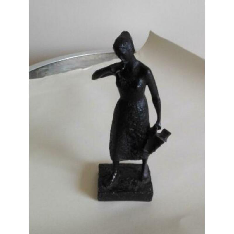 beeldje van vrouw met mand