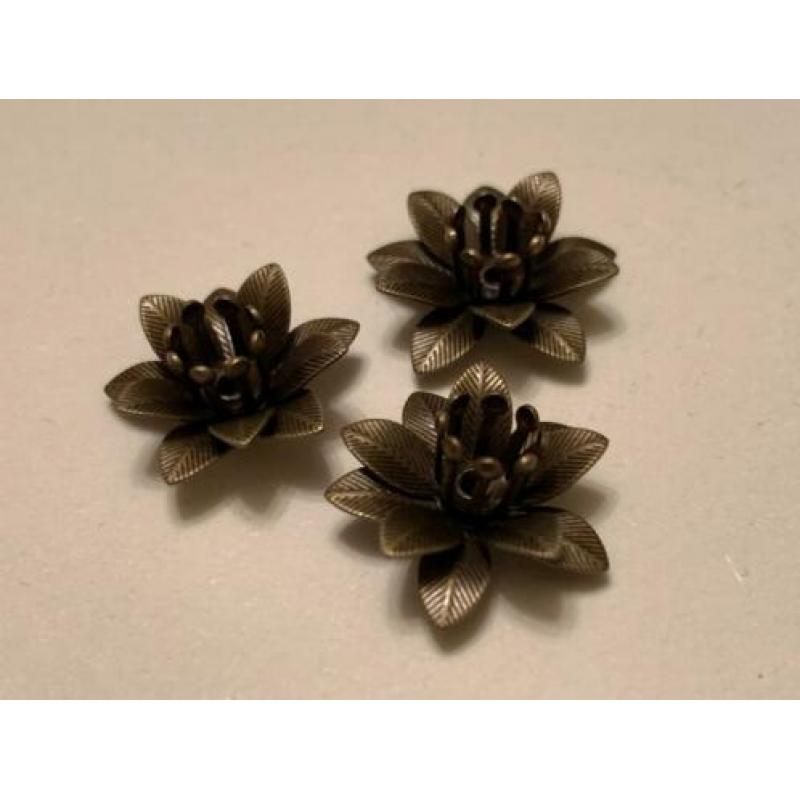 AB31 Bronzen mini meeldraad bloem € 0,30