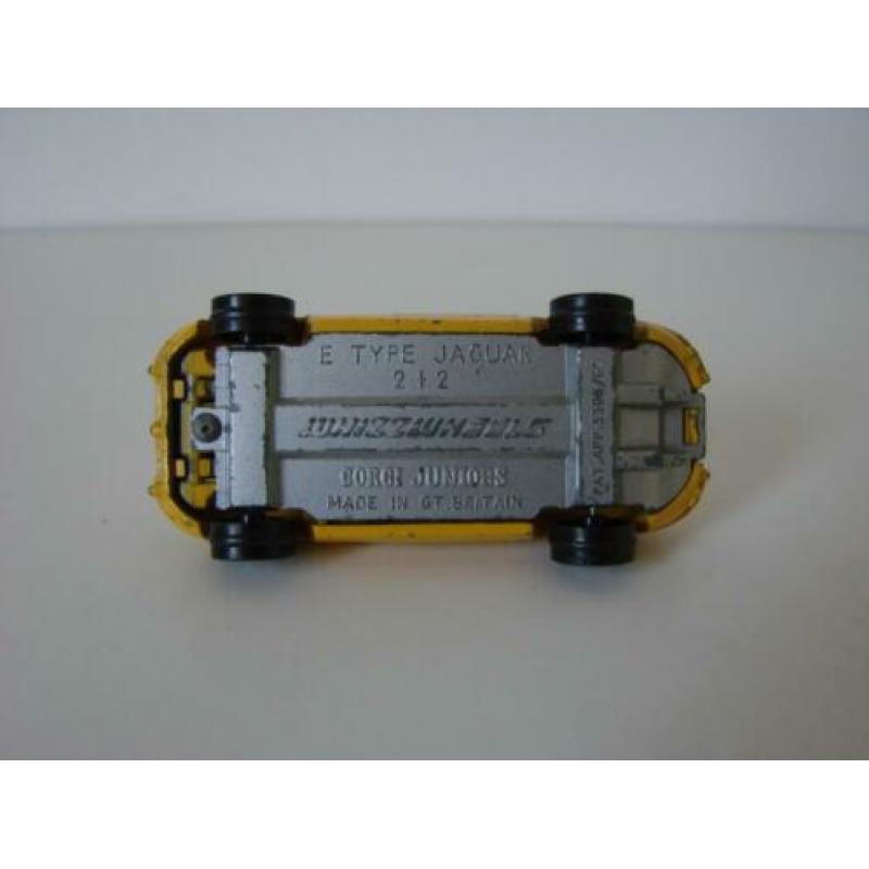 Corgi Juniors E-Type Jaguar 2+2 geel