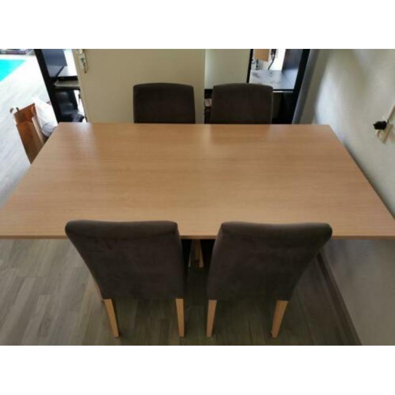 Eettafel met 4 stoelen.