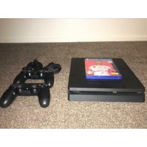 PlayStation 4, 500gb, 2 controllers en Fifa 20