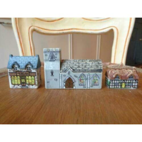 Stenen huisjes en kerk voor letterbak