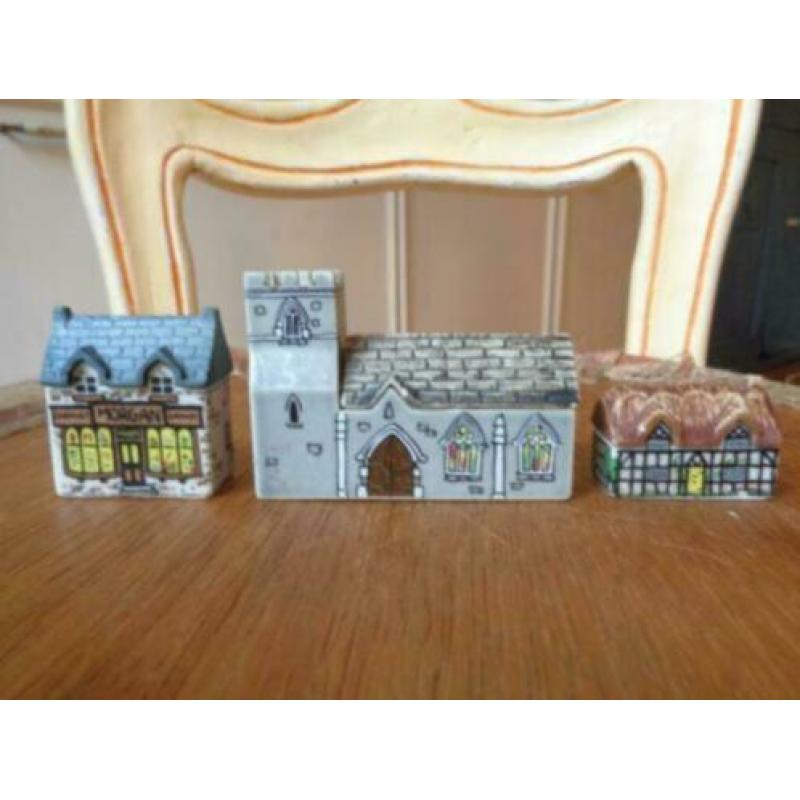 Stenen huisjes en kerk voor letterbak