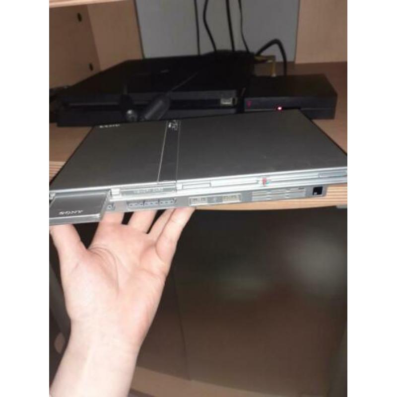 Playstation 2 + 2 controllers + memorycard + 4 games