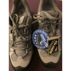 Nieuwe Salomon wandel/bergschoenen maat 42.2/3. Met Goretex