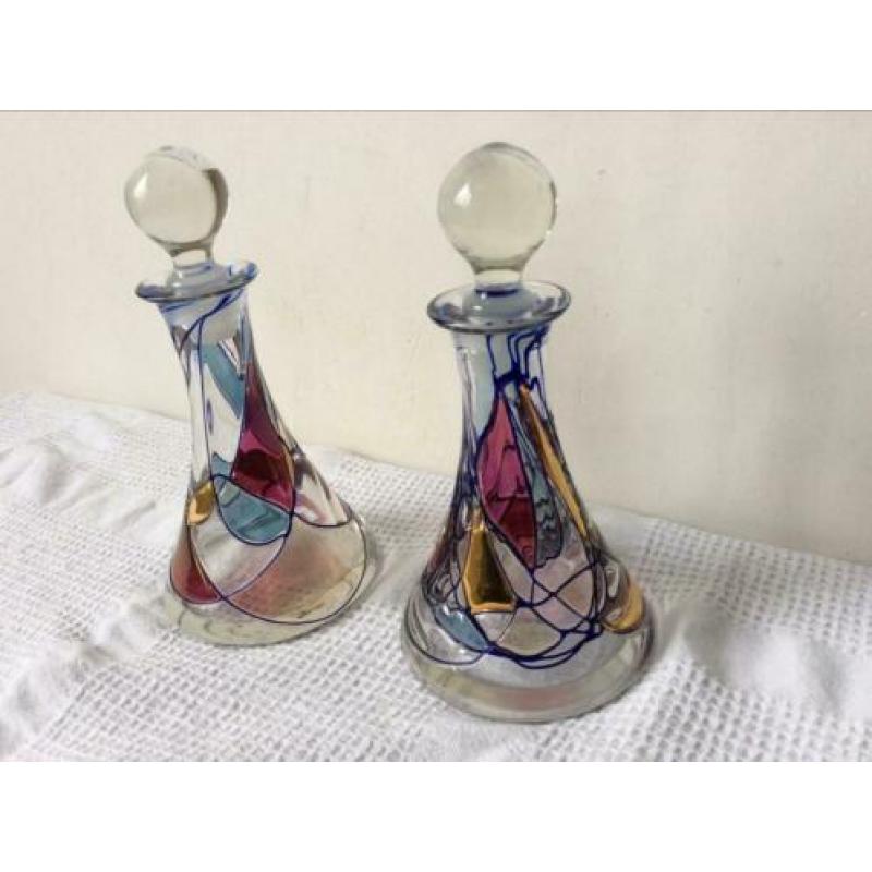 Twee decoratieve stolp-flesjes, gekleurd glas