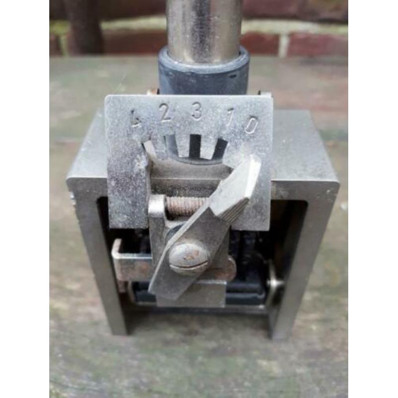 Numeroteur, doornummerende stempel, cijfer stempel, nummer 4