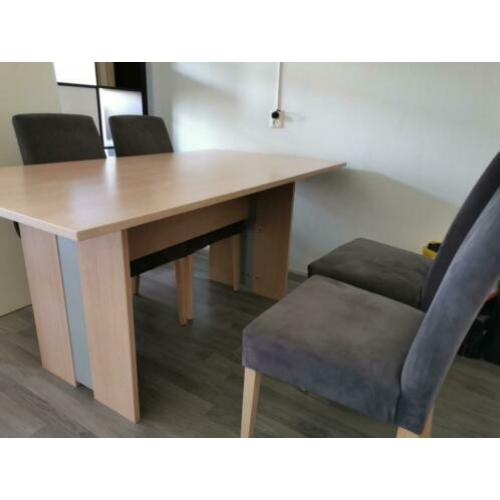 Eettafel met 4 stoelen.