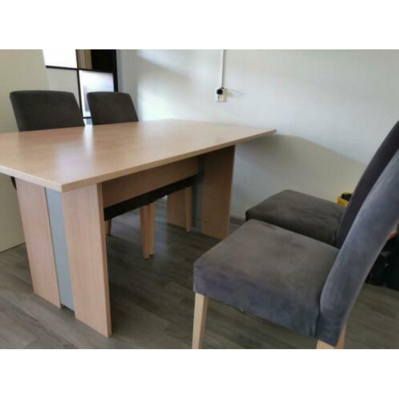 Eettafel met 4 stoelen.