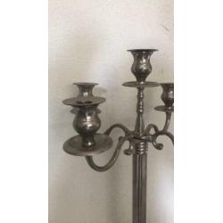 zware 1 meter hoge kandelaar en 2 5-arms tafel kandelaars