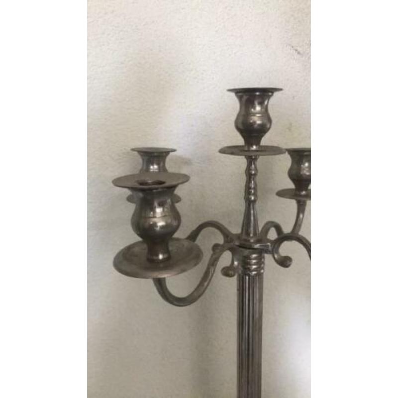 zware 1 meter hoge kandelaar en 2 5-arms tafel kandelaars