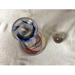 Twee decoratieve stolp-flesjes, gekleurd glas