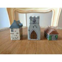 Stenen huisjes en kerk voor letterbak