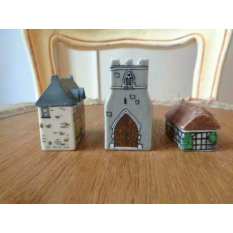 Stenen huisjes en kerk voor letterbak