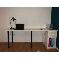 Wit Ikea bureau met open kastje. 60x200x74