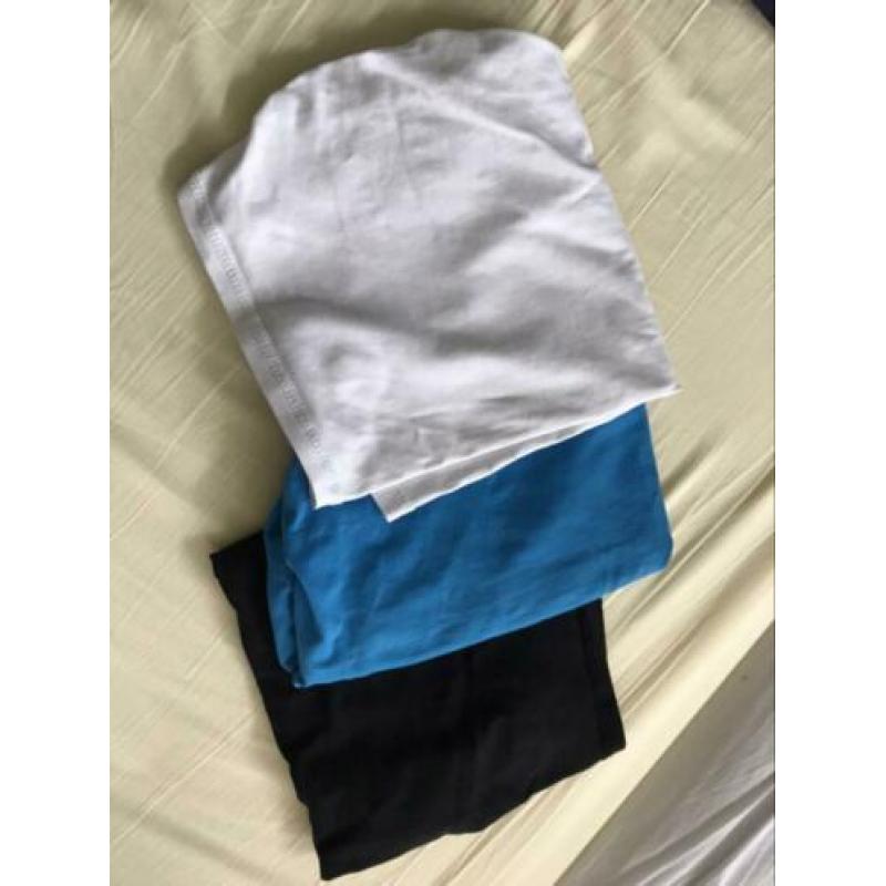 Heleboel positiekleding: legging, broek, buikbanden, bh’s..