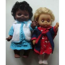 2 jaren 60 retro plastic poppen, donker en blond, schoon