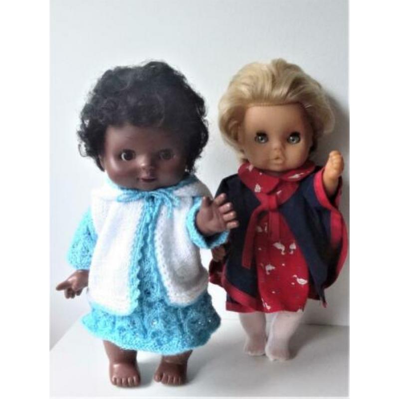2 jaren 60 retro plastic poppen, donker en blond, schoon