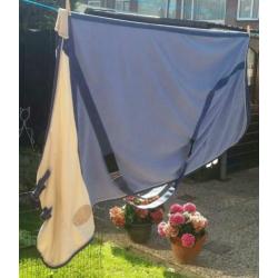 2 fleece dekens (1 met vaste hals)+4 dekjes met naam Nouveau