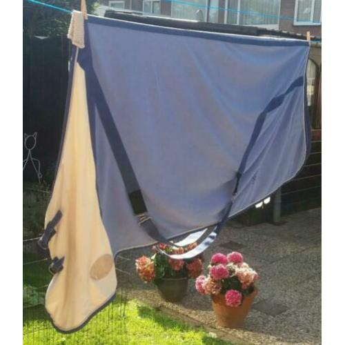 2 fleece dekens (1 met vaste hals)+4 dekjes met naam Nouveau