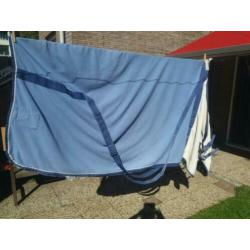 2 fleece dekens (1 met vaste hals)+4 dekjes met naam Nouveau