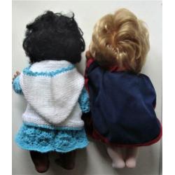 2 jaren 60 retro plastic poppen, donker en blond, schoon