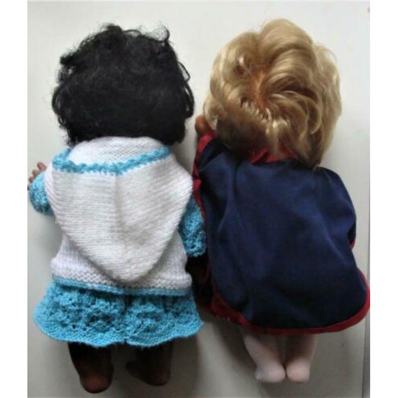 2 jaren 60 retro plastic poppen, donker en blond, schoon