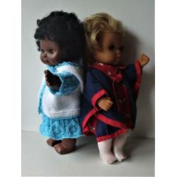 2 jaren 60 retro plastic poppen, donker en blond, schoon