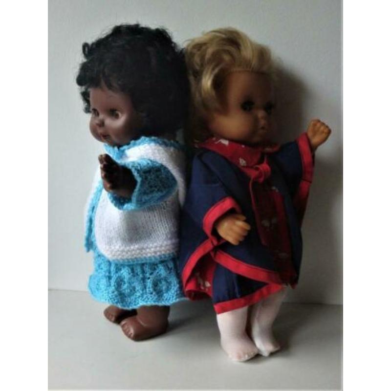 2 jaren 60 retro plastic poppen, donker en blond, schoon