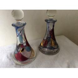 Twee decoratieve stolp-flesjes, gekleurd glas