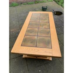 6 stoelen eiken, bruin leer, salontafel en eettafel compleet