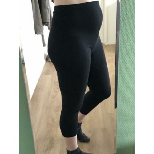 Heleboel positiekleding: legging, broek, buikbanden, bh’s..