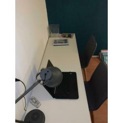 Wit Ikea bureau met open kastje. 60x200x74