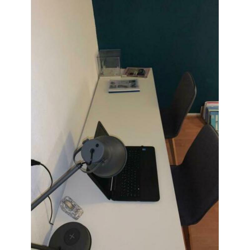 Wit Ikea bureau met open kastje. 60x200x74