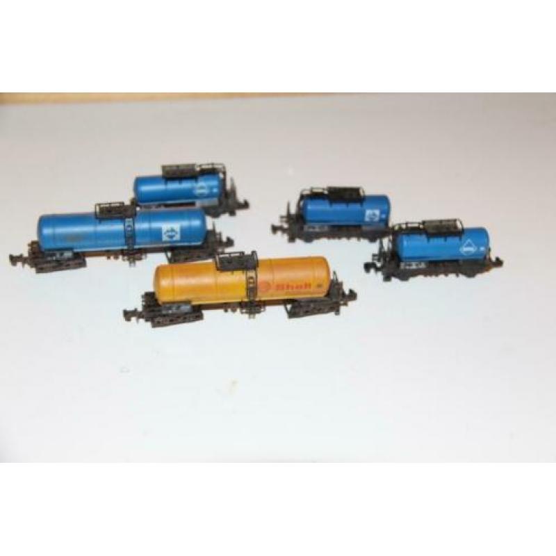 5 roco tankwagons (missen deel insteekbuffers) nette staat