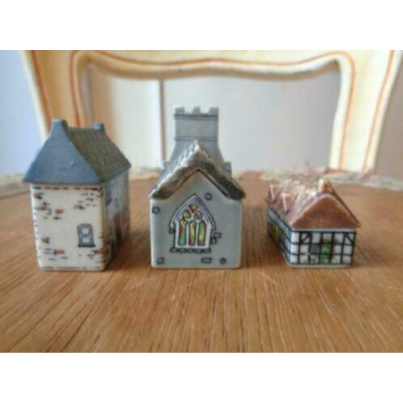 Stenen huisjes en kerk voor letterbak