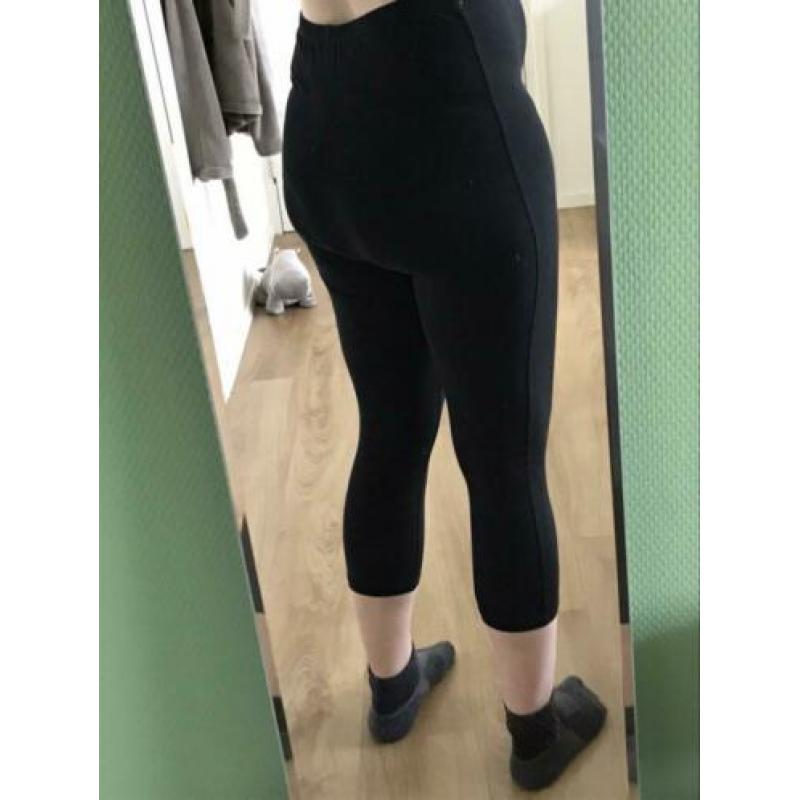 Heleboel positiekleding: legging, broek, buikbanden, bh’s..