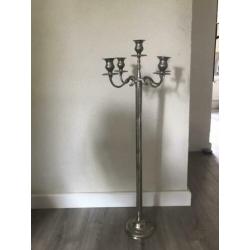zware 1 meter hoge kandelaar en 2 5-arms tafel kandelaars