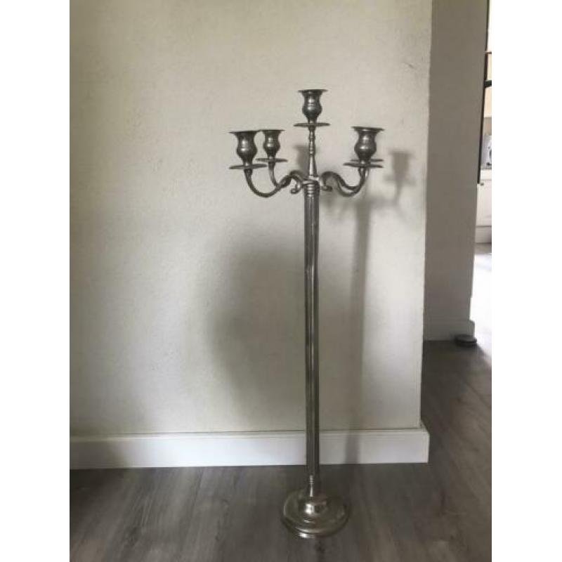 zware 1 meter hoge kandelaar en 2 5-arms tafel kandelaars