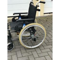 Rolstoel volrubber banden nooit meer pompen