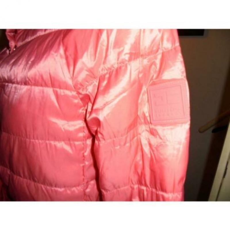 D4A Elisabetta Franchi roze dons jas gouden merk drukkers S
